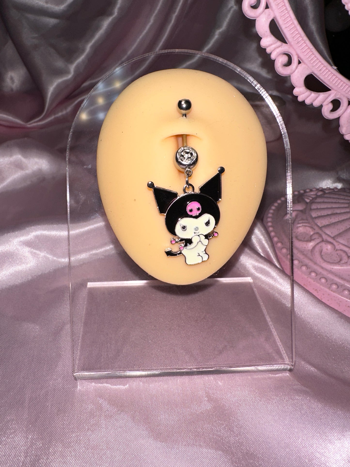 Kuromi Bauchnabelpiercing