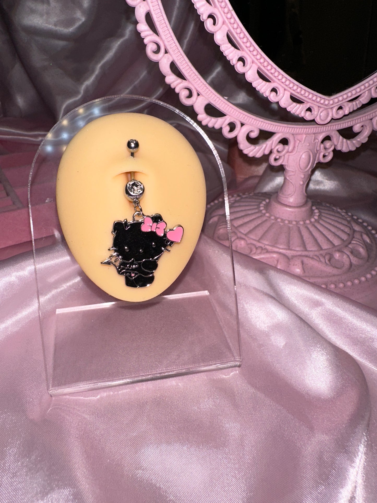 Hello Kitty Devil Bauchnabelpiercing